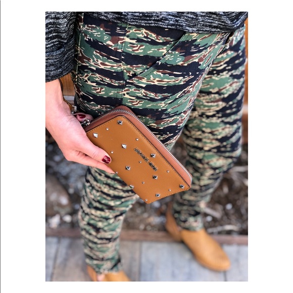 Michael Kors Handbags - ✨NWT✨Michael Kors Wristlet